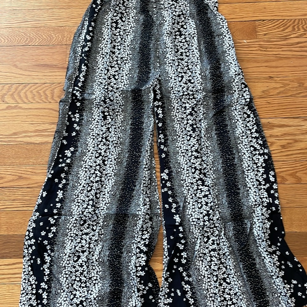 Olivaceous Black White Abstract Daisy Print Flowy Wide Leg Pull On Cropped Pant